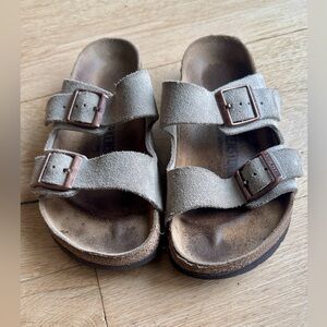 Birkenstock Arizona in Taupe Suede